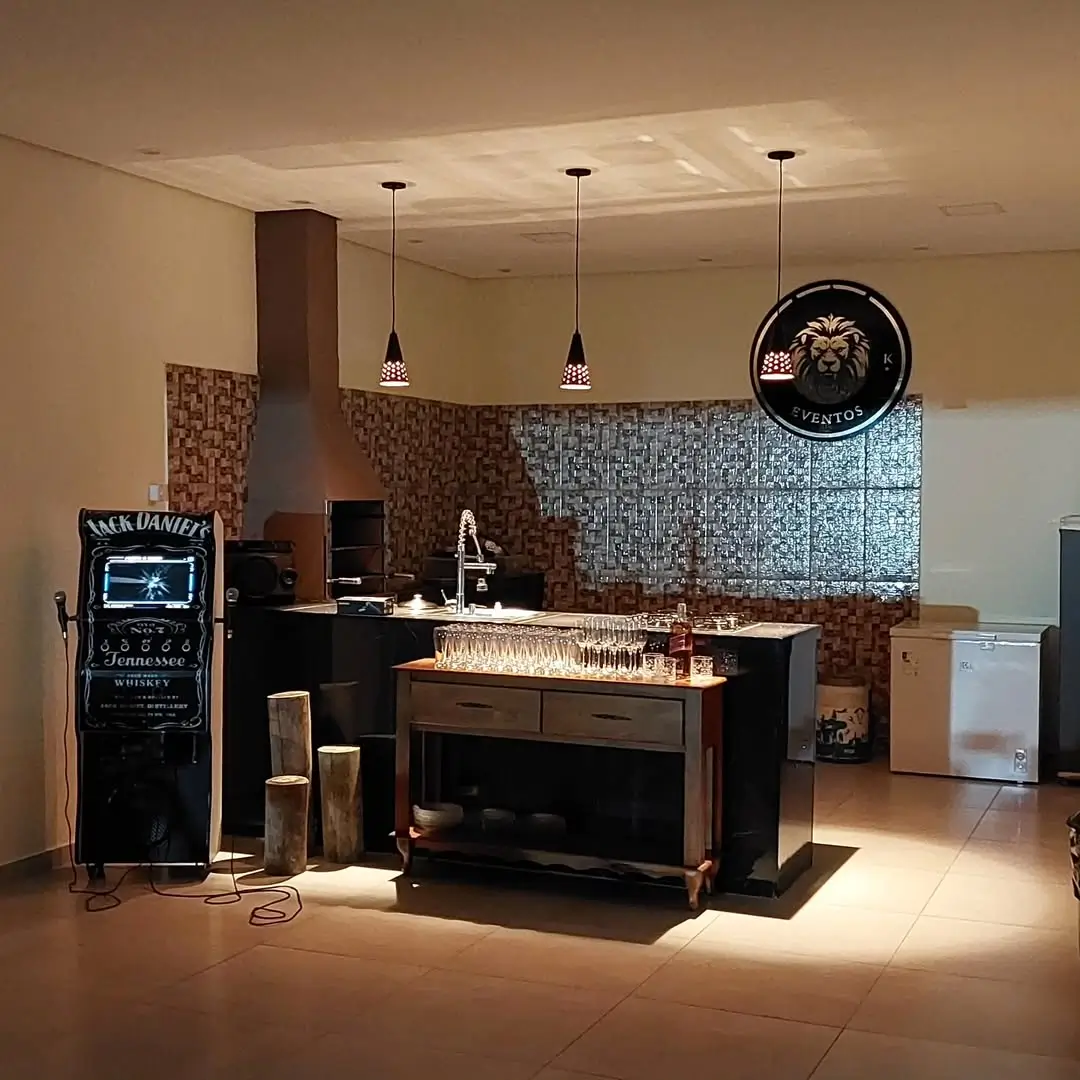 Vista da área de lazer com piscina e espaço gourmet do XK Eventos
