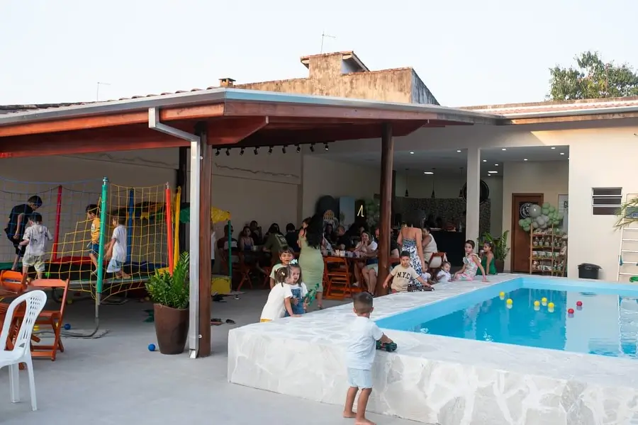 Mesa decorada para aniversário no salão do XK Eventos em Caraguatatuba