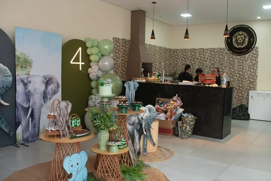 Área externa com jardim e espaço aberto para confraternização no XK Eventos