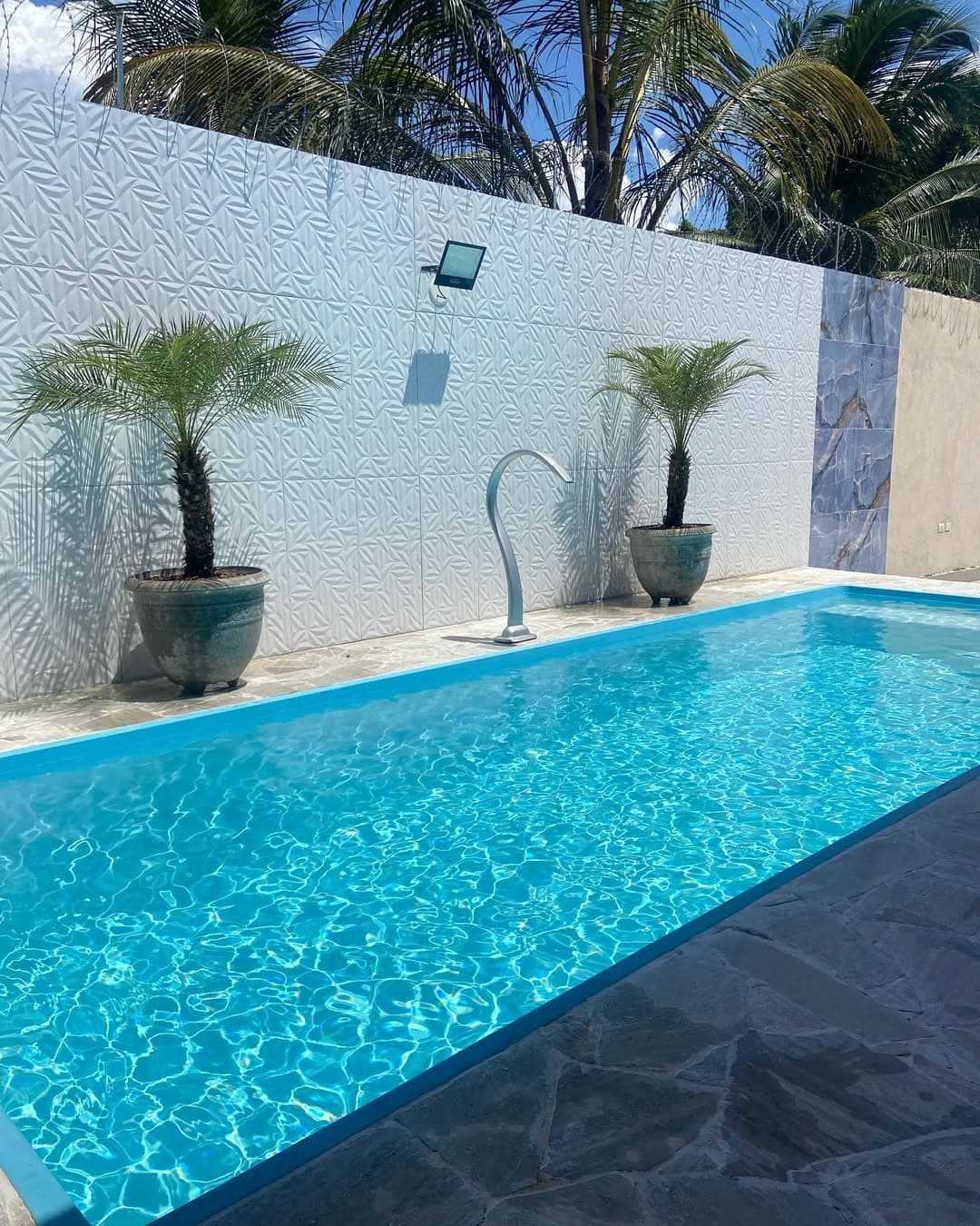 Piscina cristalina do espaço para eventos XK Eventos em Caraguatatuba SP